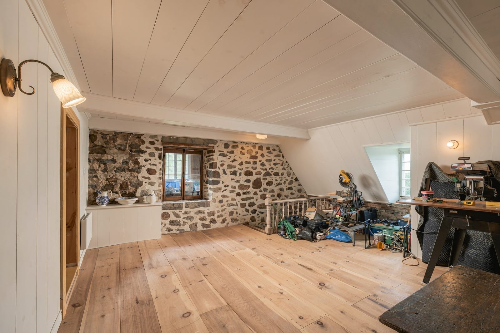 Pi&egrave;ce avant, avec objets encombrants