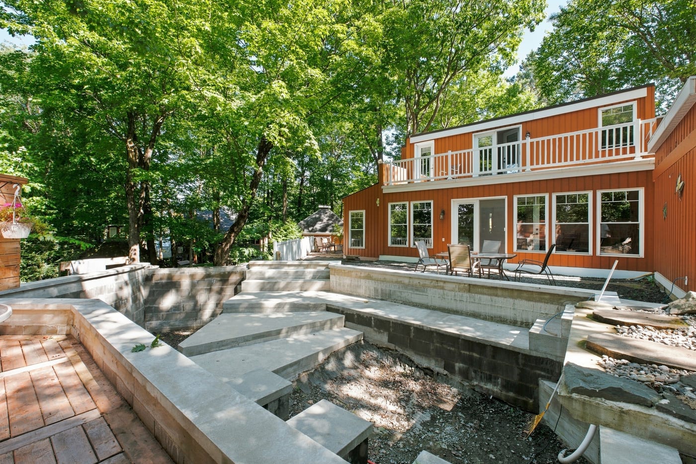 Maison avec piscine creusée entourée d'arbres, Lévis