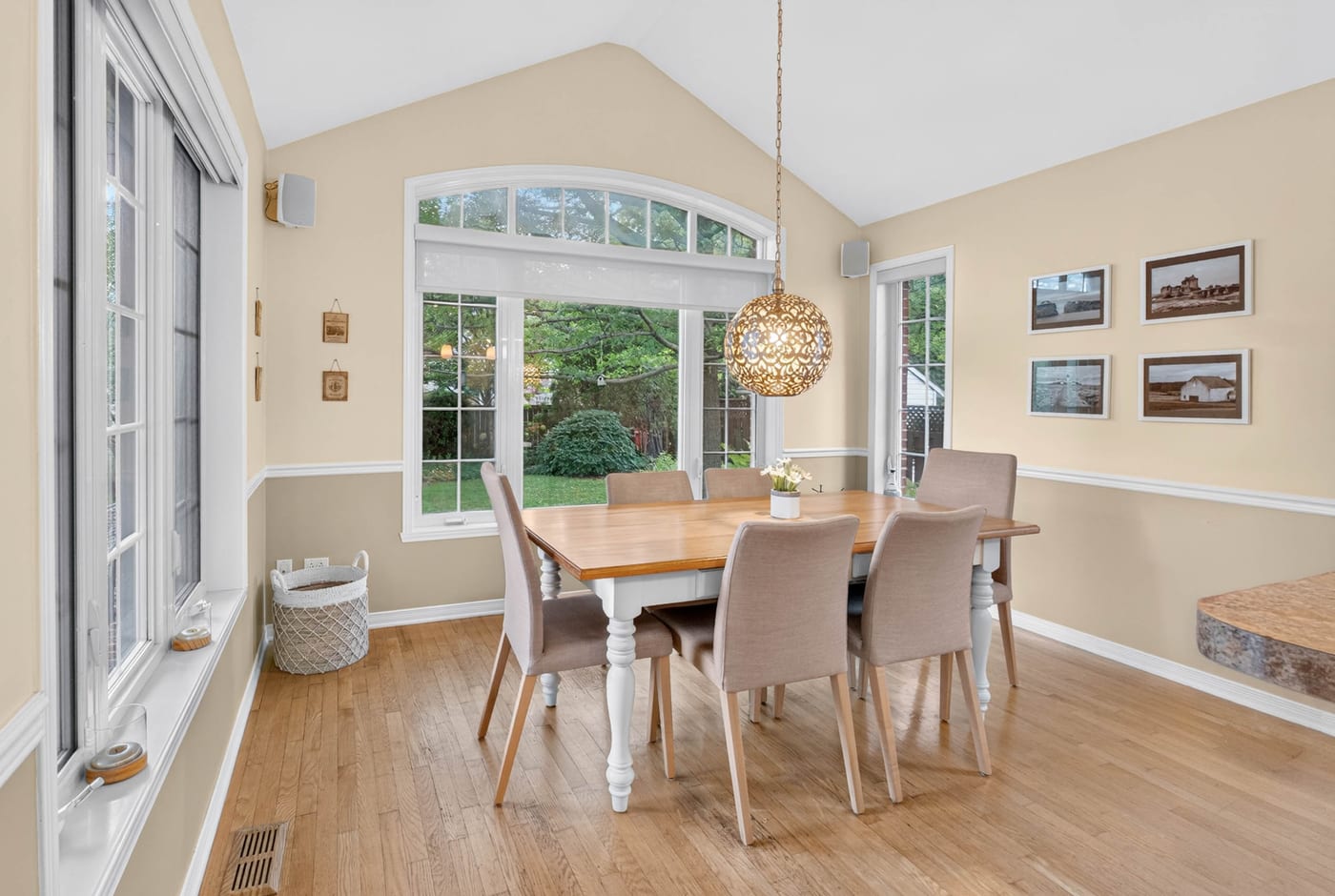 Coin-repas lumineux d'une maison à Lorraine, Laurentides